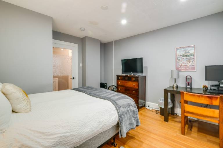 Easy Metro Access: WFH-Friendly Apt 7 Mi to DC! — photo 3