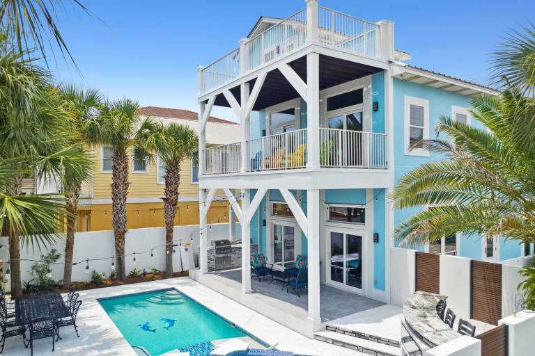 Vacation home with private pool, BBQ & hot tub | City view — photo 2