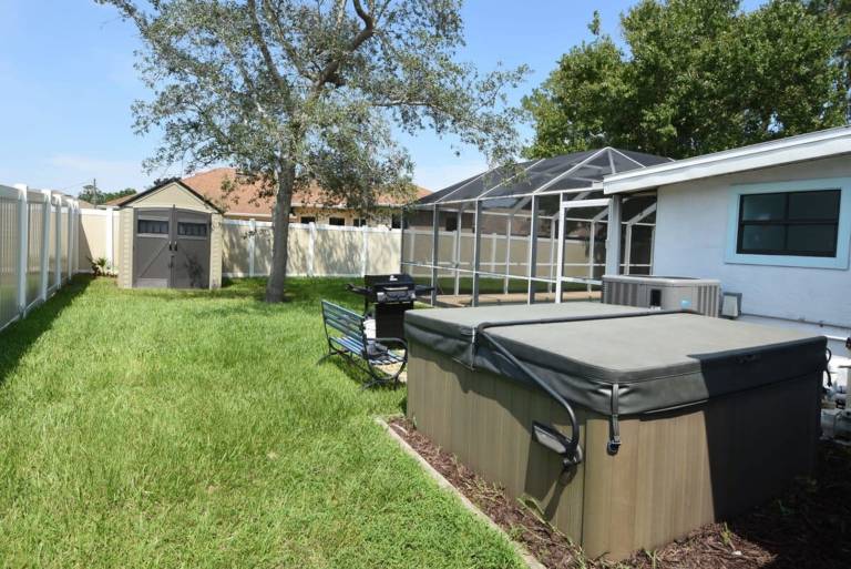 HIDDEN OASIS Spacious home with Salt Water Heated Pool Hot Tub Fenced Yard Pets are welcome — photo 3