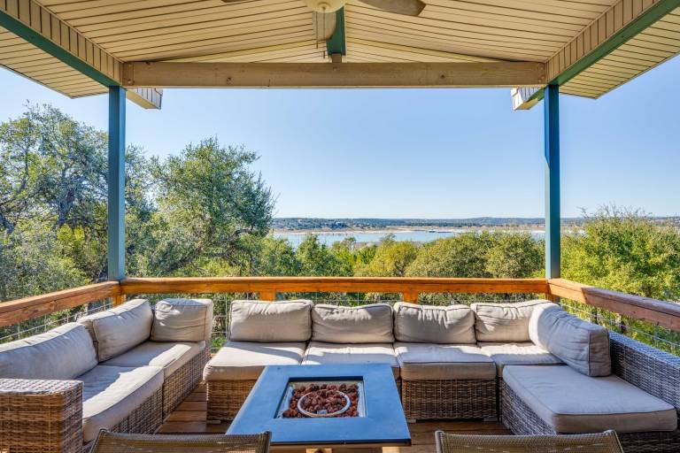 Vacation home with pool, fast internet & BBQ | Lake view — photo 5