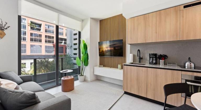 Rental apartment with hot tub, terrace & pool | Close to Bayside Marketplace in Miami, FL