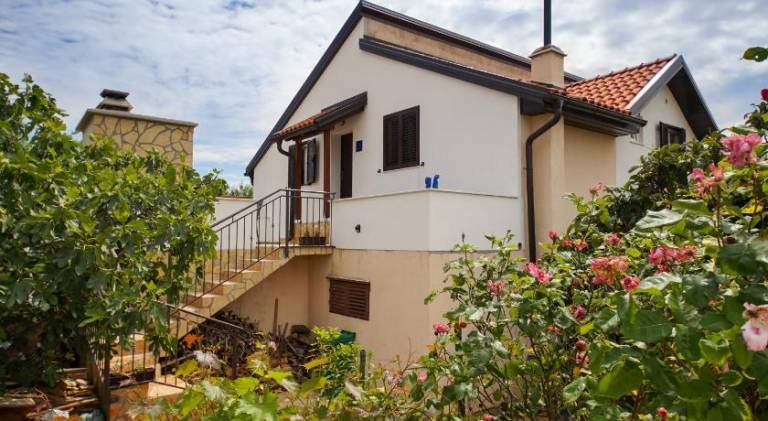 Holiday apartment with grill, terrace & yard — photo 5
