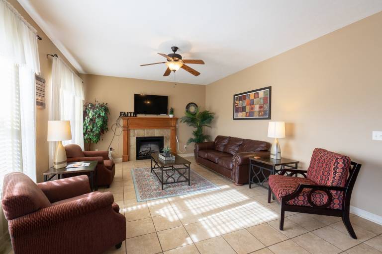 4BR WALK-IN Game Room! Hot tub FREE TICKETS INCLUDED! (DV-164R) — photo 4