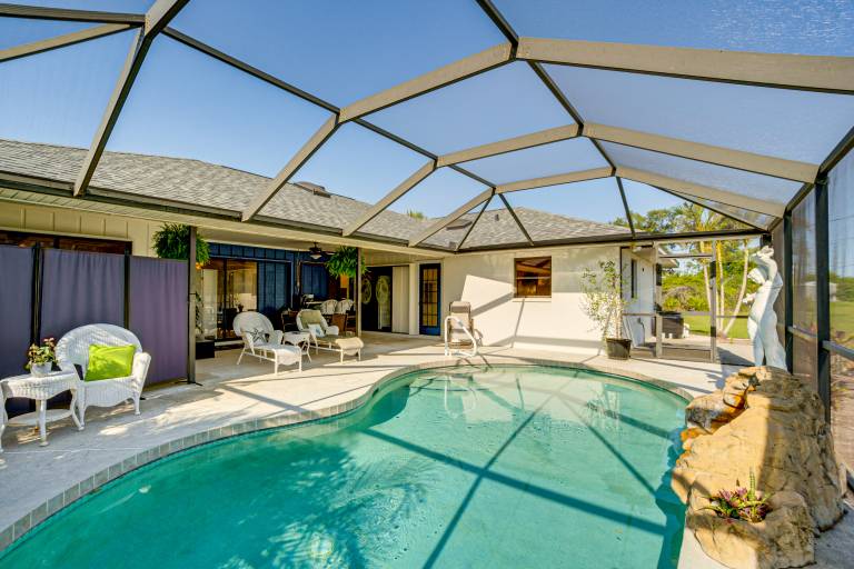 8 Mi Beach Beautiful Oasis w Saltwater Pool