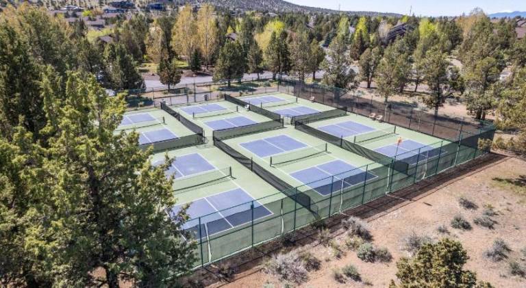 Beautiful vacation home with pool & jacuzzi | Pet-friendly in Redmond, OR