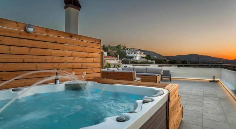 Fully equipped pleasant holiday apartment with hot tub, garden & barbeque | Next to the beach | Perfect for remote work | Pet-friendly in Heraklion