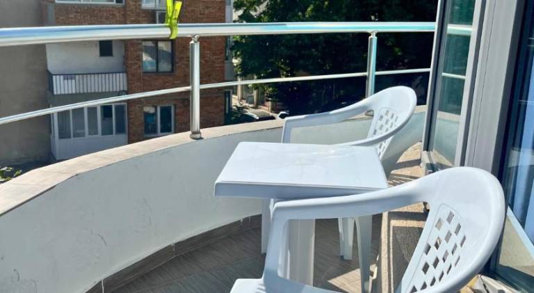 Serviced apartment with terrace & garden — photo 3