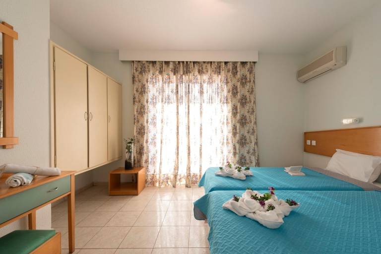 Serviced apartment with patio, pool & garden | Perfect for remote work — photo 2