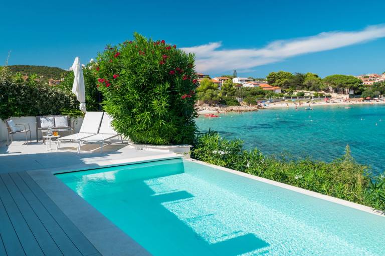 Family-oriented ample villa with private pool, patio & garden | Beach nearby | Pets allowed — photo 3