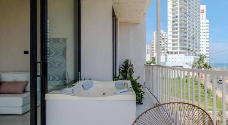 Serviced apartment with garden, pool & terrace — photo 3