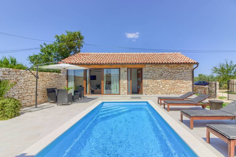 Villa with patio, barbeque & pool — photo 3
