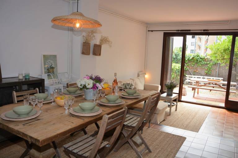 House with patio — photo 2