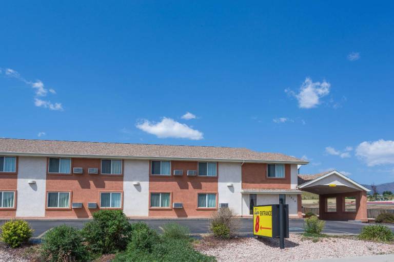 Super 8 By Wyndham Colorado Springs/Chestnut Street — photo 4