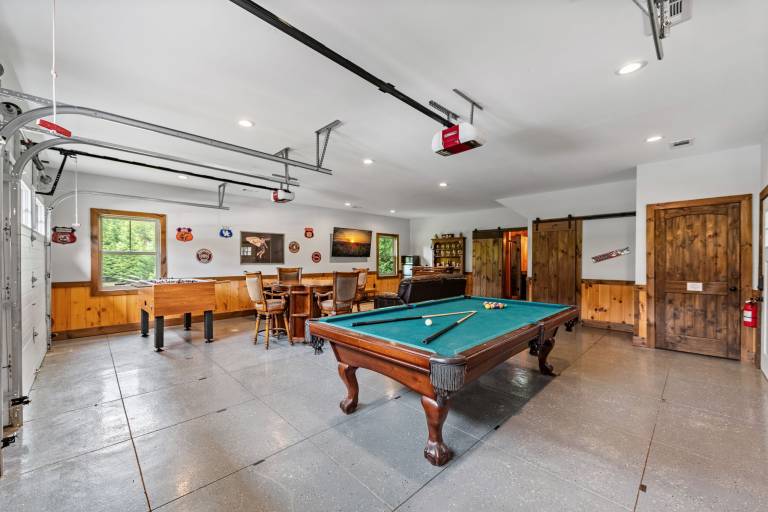 A Touch of Whimsy - Pet Friendly Close to Town Hot Tub Large Game Rooom Gated Community — photo 4
