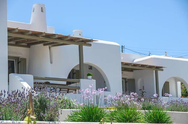 Villa with BBQ, yard & patio — photo 5