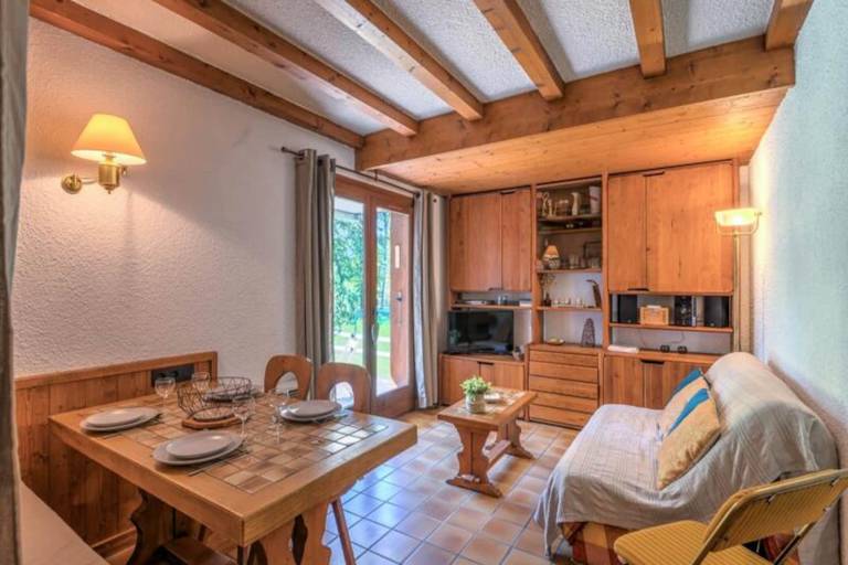 Holiday apartment with garden, patio & barbeque | Garden view — photo 2