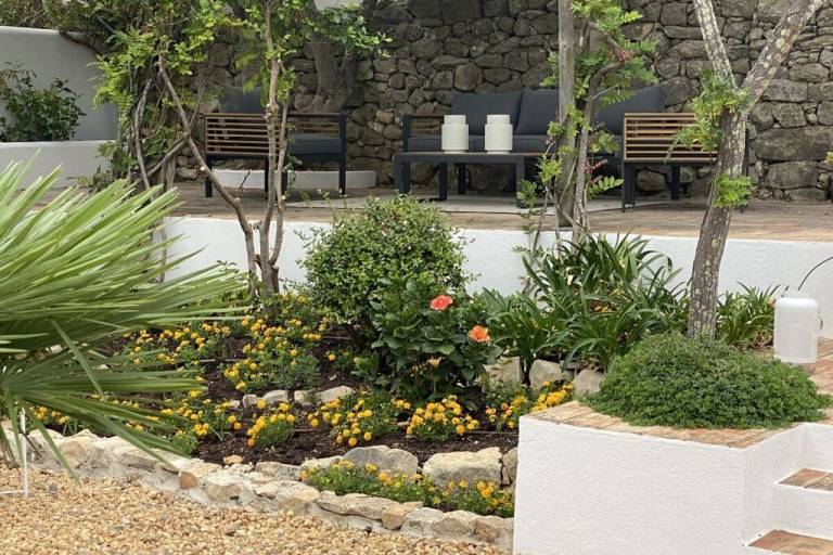 Villa with yard & terrace — photo 5