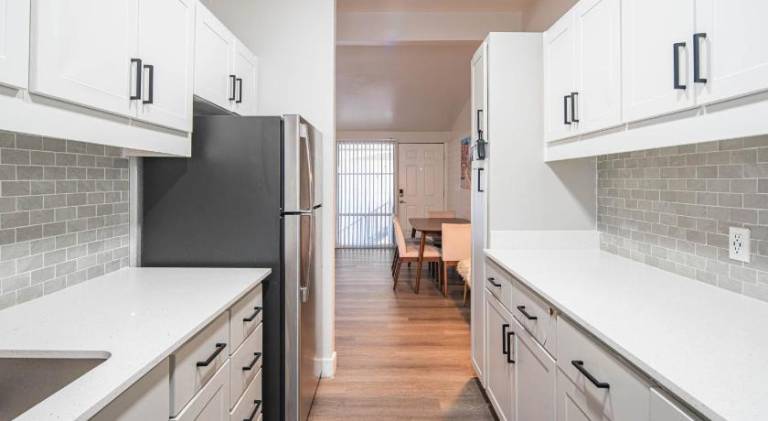 Spacious 2 Bedroom, 2 Bath, Pool, Free Parking, Gym — photo 3