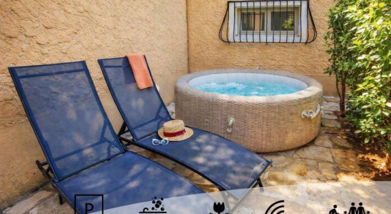 Le jardinet d'Emma avec jacuzzi pour une escapade romantique a Arles in Arles