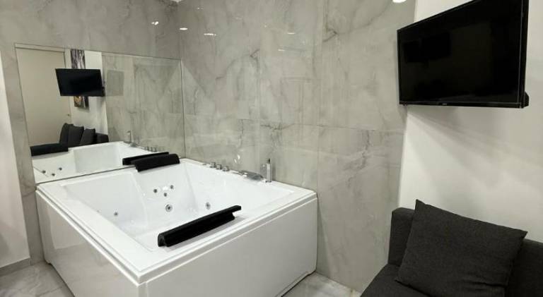 Apartment with hot tub | Close to Naples Cathedral in Casoria