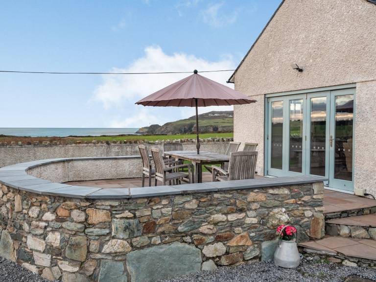 Cottage with garden, hot tub & grill | Beach view — photo 2