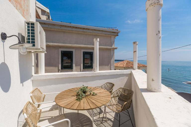 Nice holiday apartment with patio | Close to the beach | Pet-friendly in Novigrad