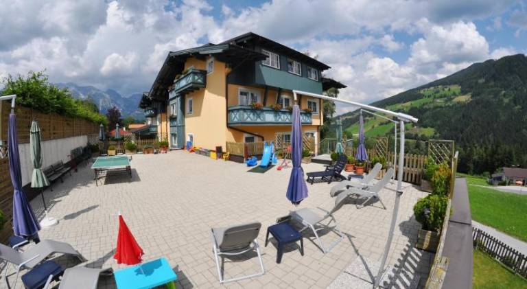 Family-oriented pleasant serviced apartment with pool, sauna & patio | Next to the ski | Dogs allowed — photo 3