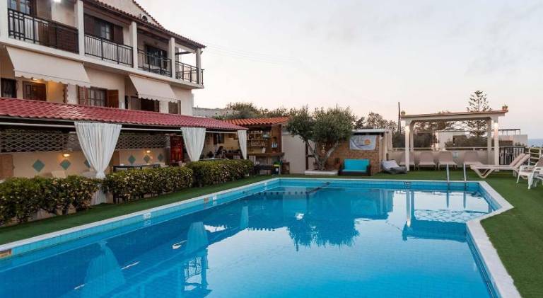 Wonderful apartment with patio, yard & pool | Close to the beach | Perfect for remote work | Pets allowed — photo 3