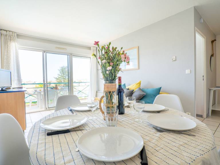Apartment with pool & patio | Pets allowed — photo 2