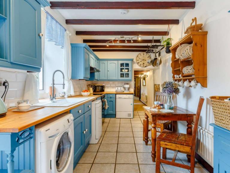 Fully equipped nice cottage with patio, yard & hot tub | Pets allowed — photo 5