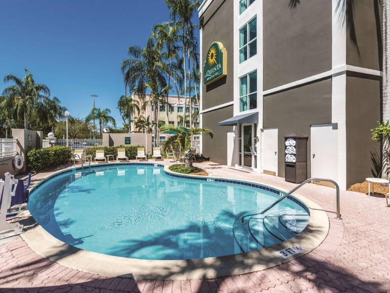 La Quinta Inn & Suites by Wyndham Plantation at SW 6th St — photo 4