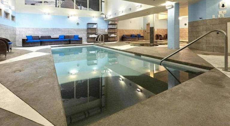 Vacation home with pool — photo 4