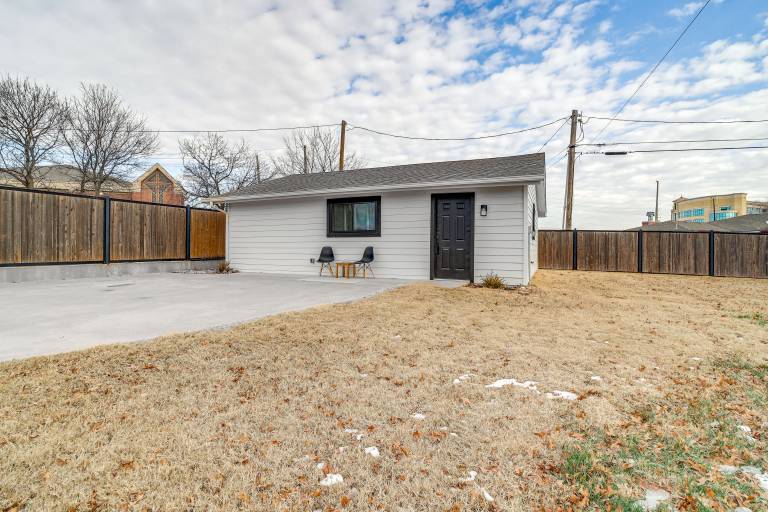 Central & Modern Studio w/ Workspace in Owasso! — photo 3