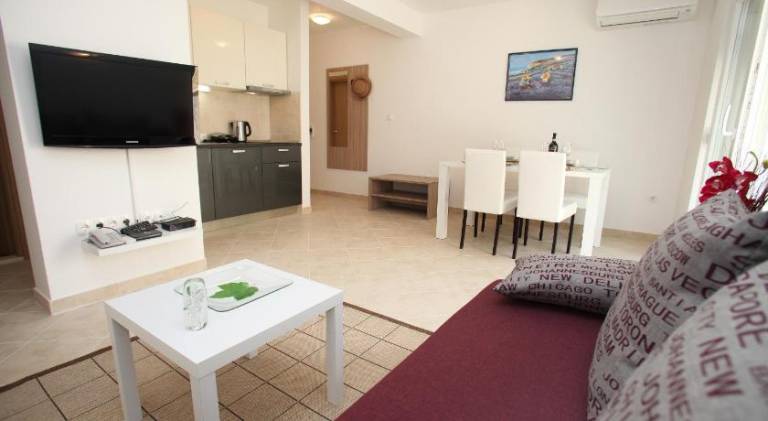 Apartment with BBQ, terrace & garden — photo 2