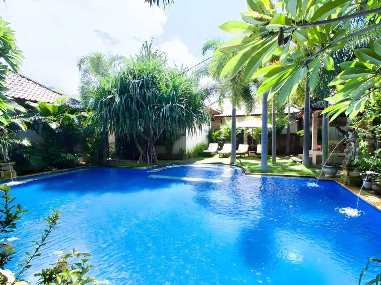 Family-oriented charming bungalow with garden, pool & patio | Dogs allowed in Karangasem