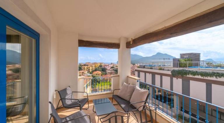 Apartment with terrace | Next to the beach | Pets allowed in Golfo Aranci