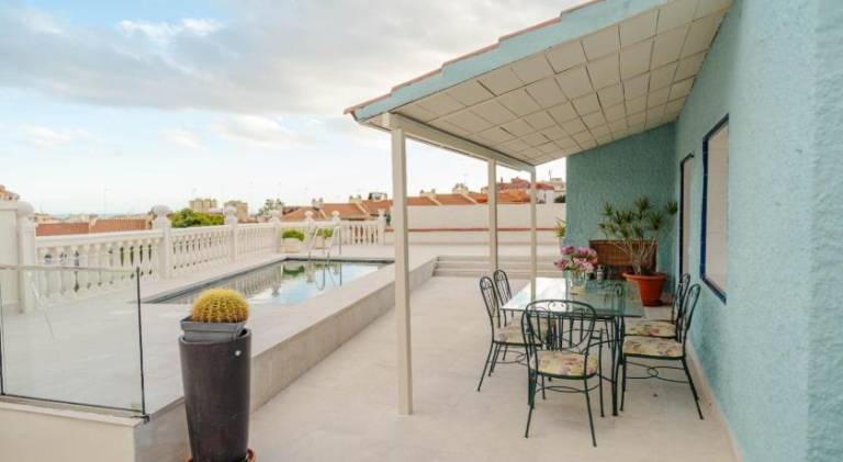 House with pool — photo 4