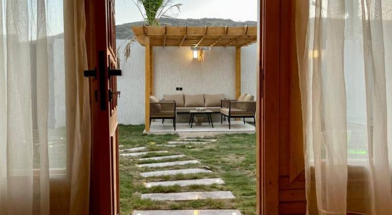 Lodge with private pool, patio & garden | Pets allowed — photo 2