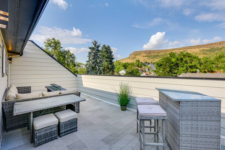 Hot Tub & Mtn-View Rooftop Deck: Golden Home — photo 3