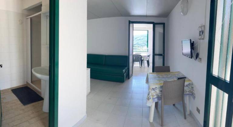 Serviced apartment with yard, BBQ & patio — photo 2
