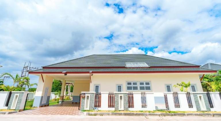 Villa with hot tub & pool | Pets allowed — photo 5
