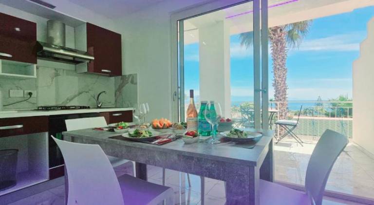 Serviced apartment with pool, grill & hot tub — photo 5