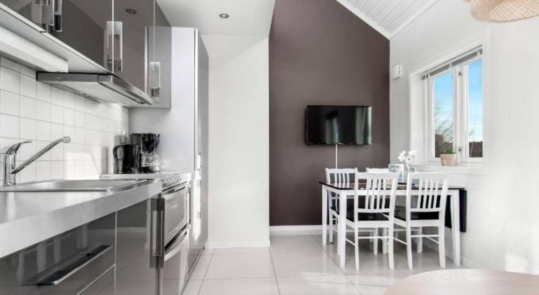 Serviced apartment with pool, yard & terrace — photo 3