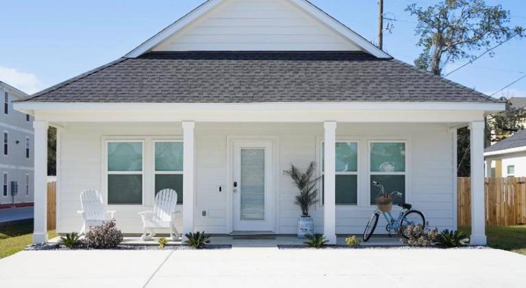 Walk to the beach, comes with two bikes, fully fenced in back yard! in Biloxi, MS