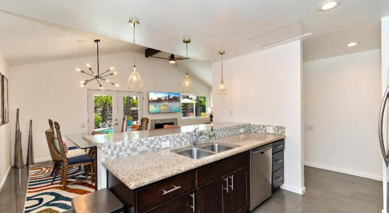 Vacation home with private pool, BBQ & garden — photo 4