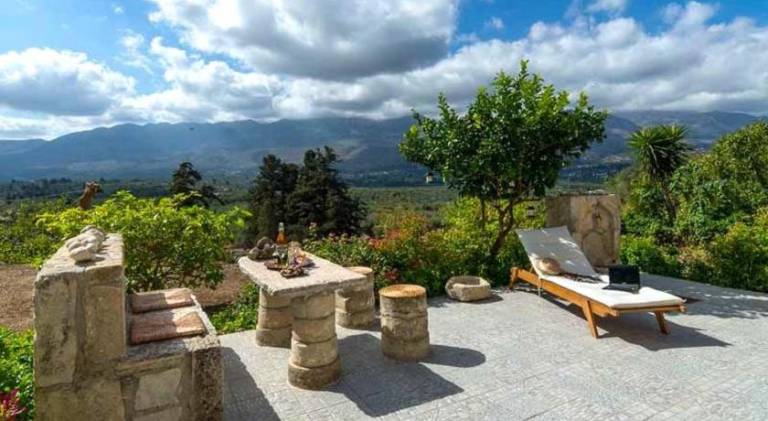 Villa with private pool, jacuzzi & yard | Pets allowed — photo 4