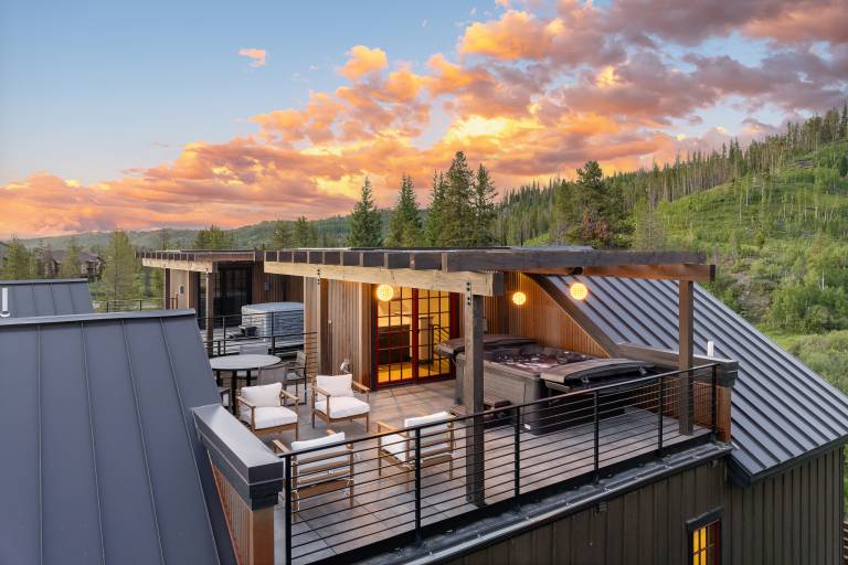 Downtown WP River Front Villa 110 I Rooftop Lounge I Hot Tub I Great Views I Discounted Attractions in Winter Park, CO