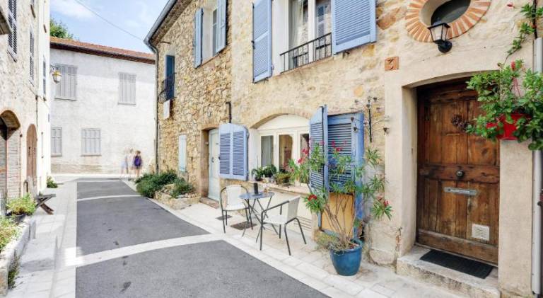 Vacation home with 3 rooms for 6 persons in Valbonne