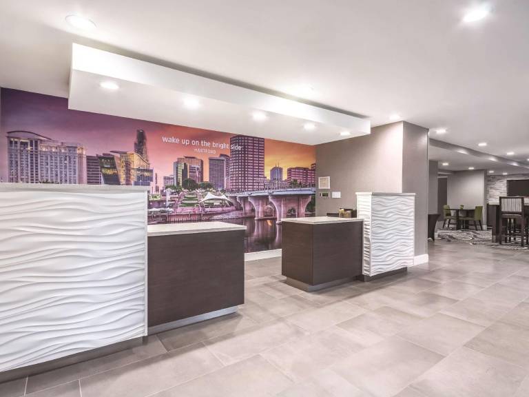 La Quinta Inn & Suites by Wyndham Hartford - Bradley Airport — photo 2