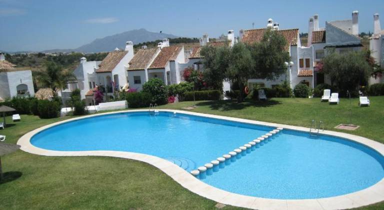 House with garden, pool & patio in Estepona